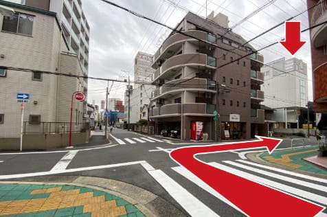 1本目の交差点を右折すると質屋鈴木金山北店が見えます。店の前が駐車スペースとなっております。