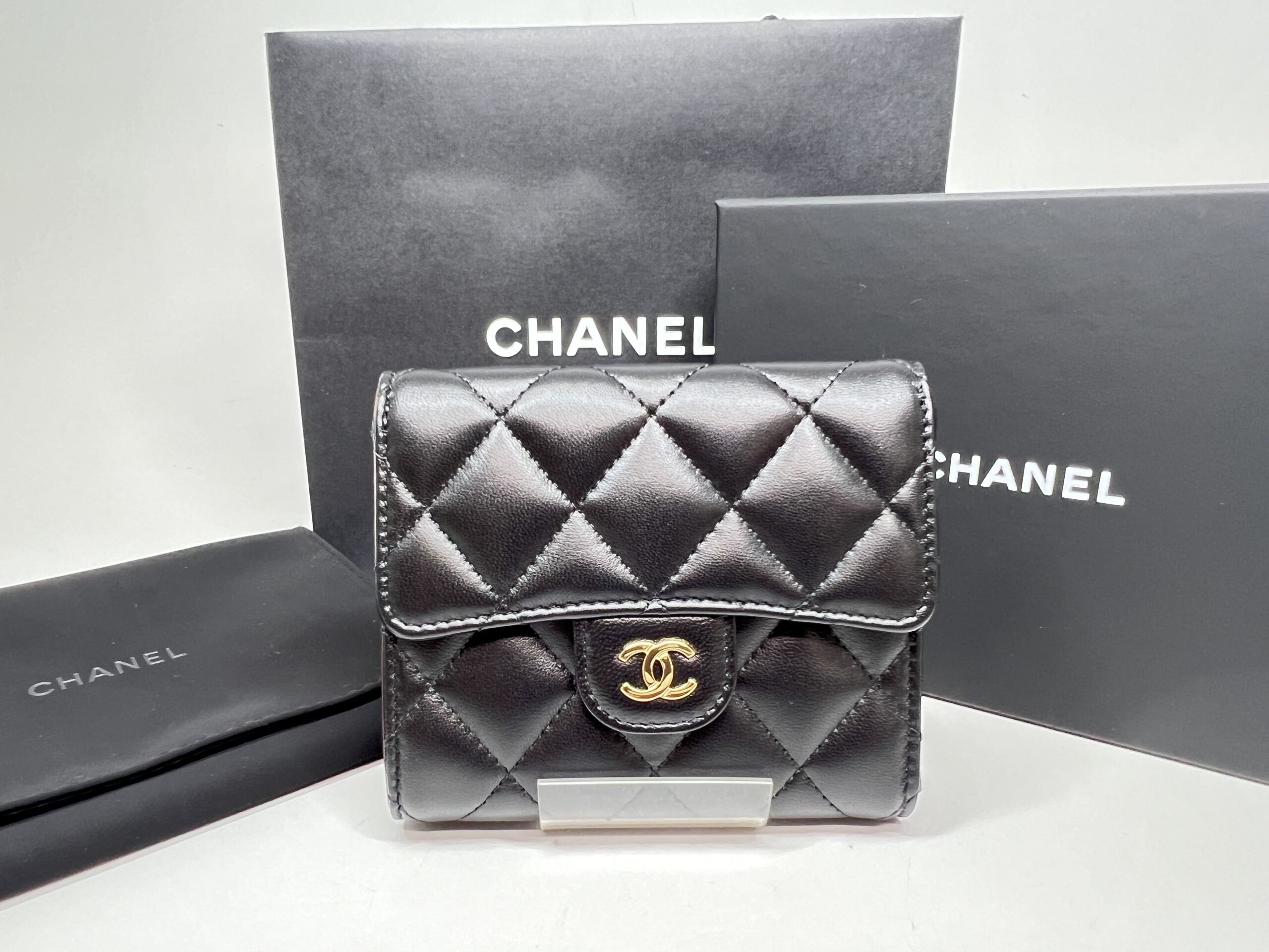 【断捨離屋】CHANEL ミディアム クラシックフラップウォレット 断捨離屋】様 専用CHANEL ミディアム クラシックフラップウォレット
