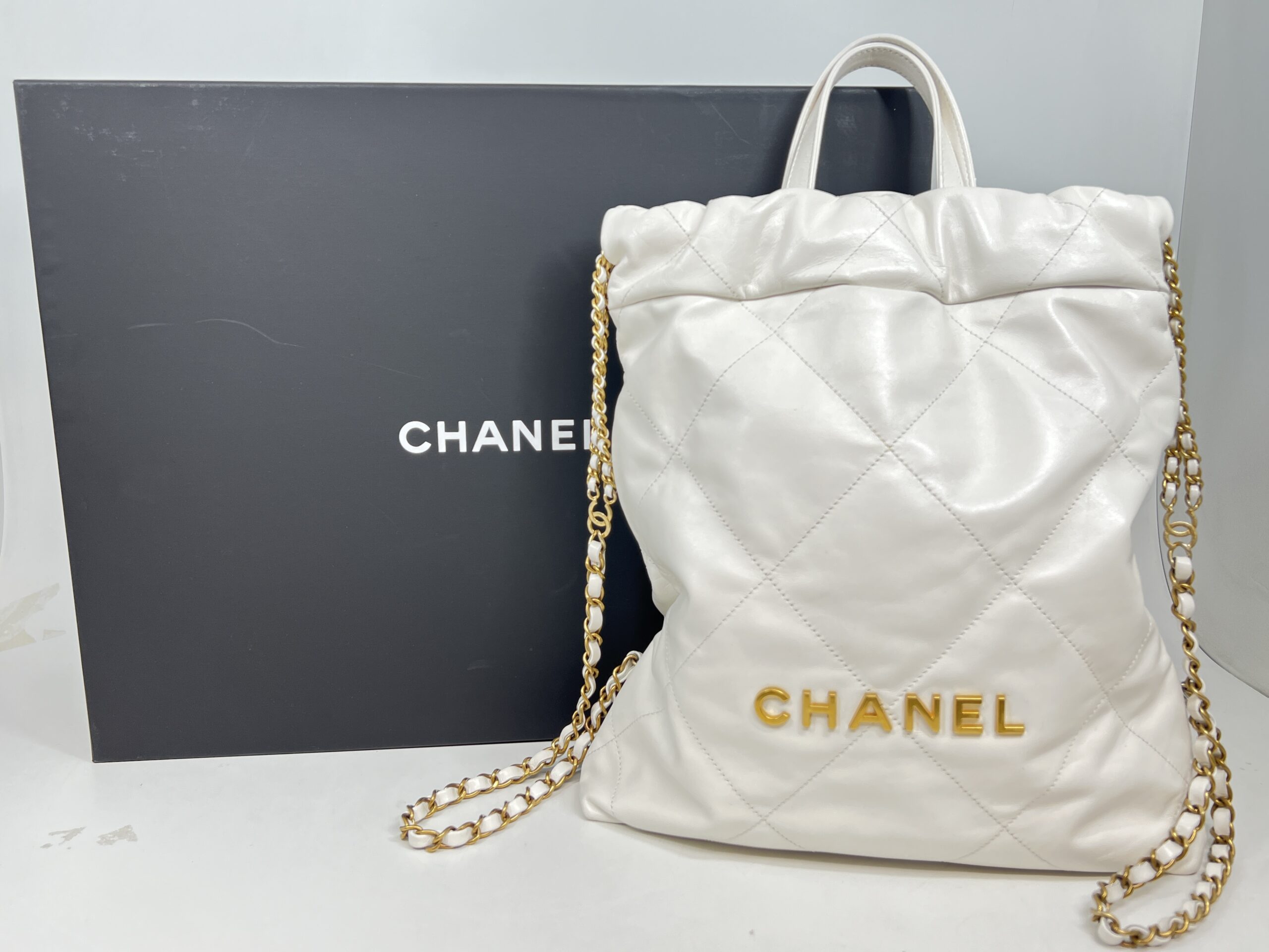シャネル22AS3859 ホワイト カーフ ゴールド金具 リュック レディース シャネル22AS3859 ホワイト カーフ ゴールド金具 リュック レディース