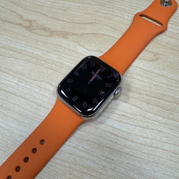 【質預かり】エルメス AppleWatchSeries8 41mm　A2773　オレンジラバーベルト 　充電ケーブル　白革ベルト